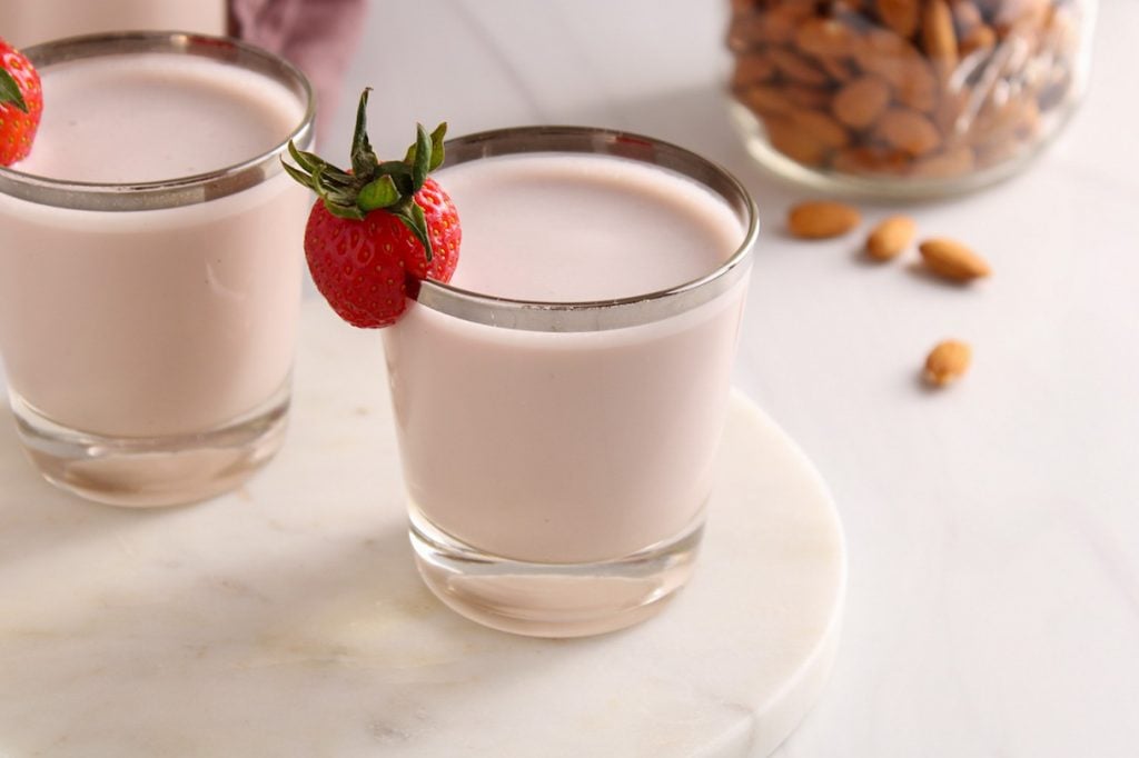 How to make almond milk with your Blender or Slow Juicer