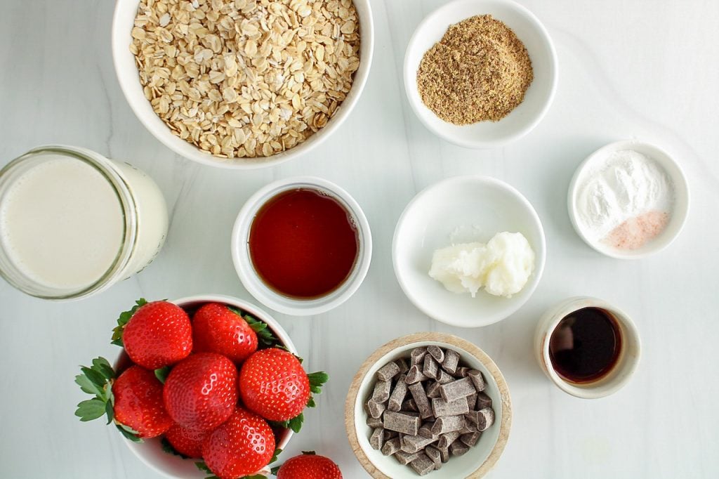 Strawberry baked oatmeal with chocolate - Plant Based Jess