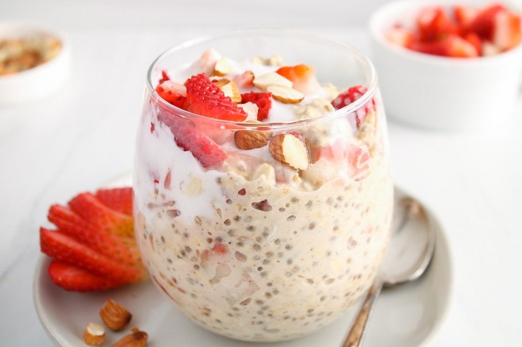 Vegan Strawberry Overnight Oats