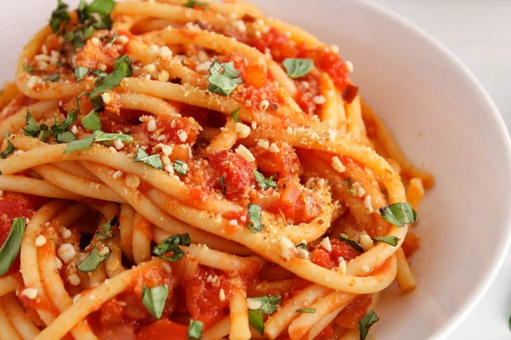 Bucatini Pomodoro Recipe (Vegetarian) - The Herbeeovore