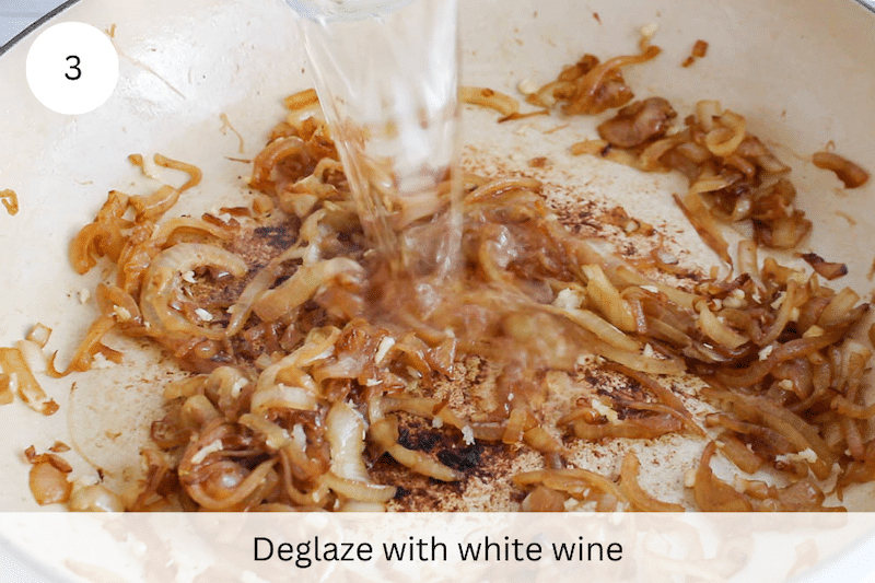 In process picture: deglaze with the wine.