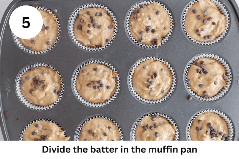 In process picture: divide the batter in the muffin pan.