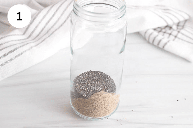 Add the chia seed and flaxseed in a jar.
